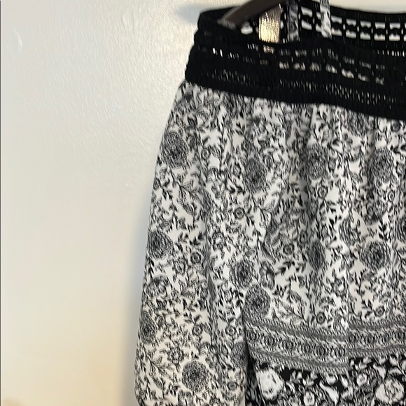 🌸 Iz Byer Black White Floral Off Shoulder Top Crochet Trim Boho Chic Blouse 🌸 - Picture 4 of 6